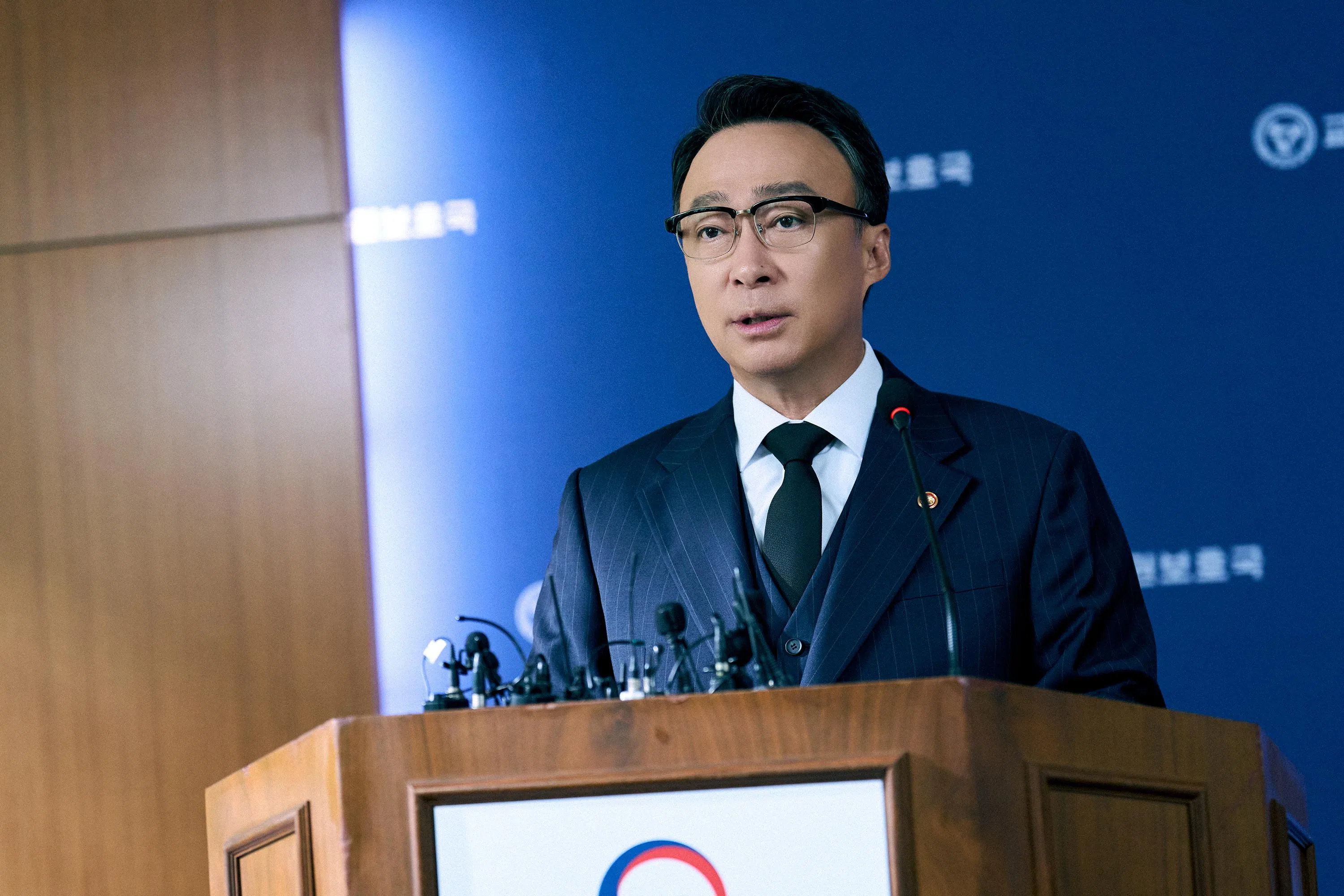 李星民饰演成立教权局的教育部长，决心设立正确的教育制度。（Netflix提供）