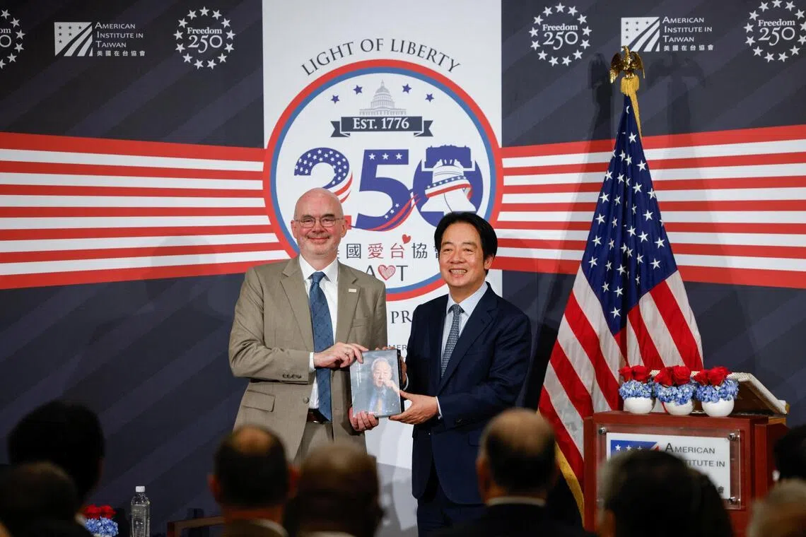 台湾总统赖清德自2024年就职以来，至今未能过境美国本土，引发各界对美台关系走向的关注。图为5月27日，在台北举行、纪念美国建国250周年的酒会上，赖清德（右）与美国在台协会处长谷立言合影。两人手中是台积电创办人张忠谋的自传，赖清德请托谷立言转赠给美国总统特朗普。（路透社档案照）