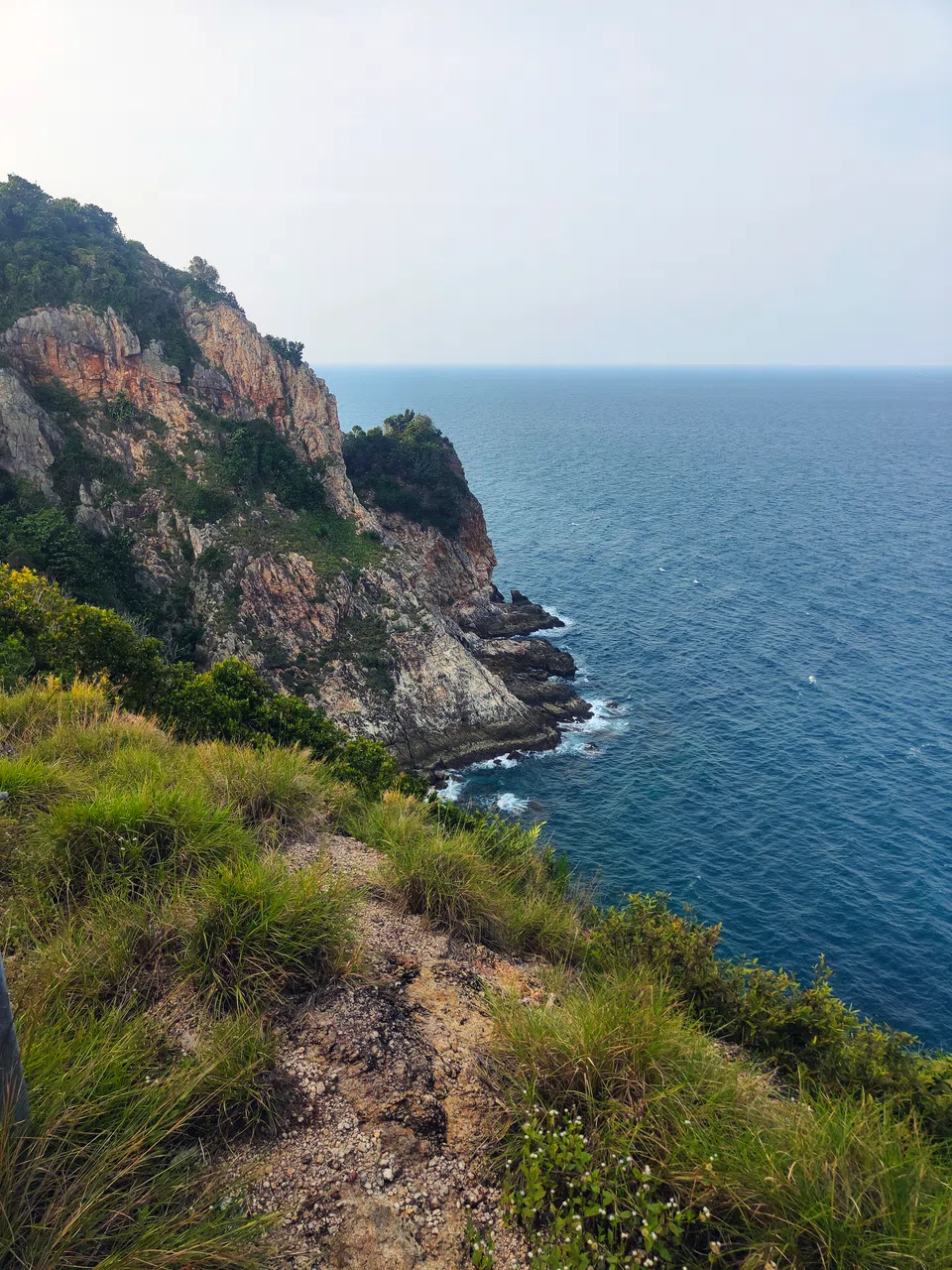 沿着登山路线走，但也得保持警惕，山顶没有围栏。（陈默汎摄）