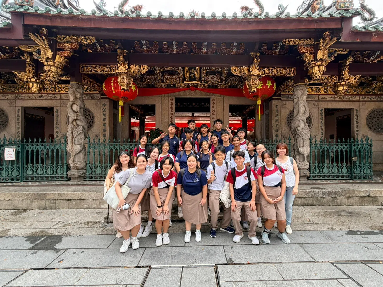 参与学习之旅的师生在天福宫前合影。（照片由淡滨尼美廉初级学院提供）