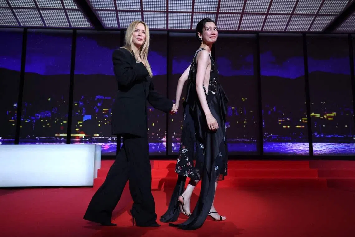 法国影后Virginie Efira（维尔日妮埃菲拉，左）与日本名模女星冈本多绪（Tao Okamoto）共同平分最佳女主角殊荣。（法新社）