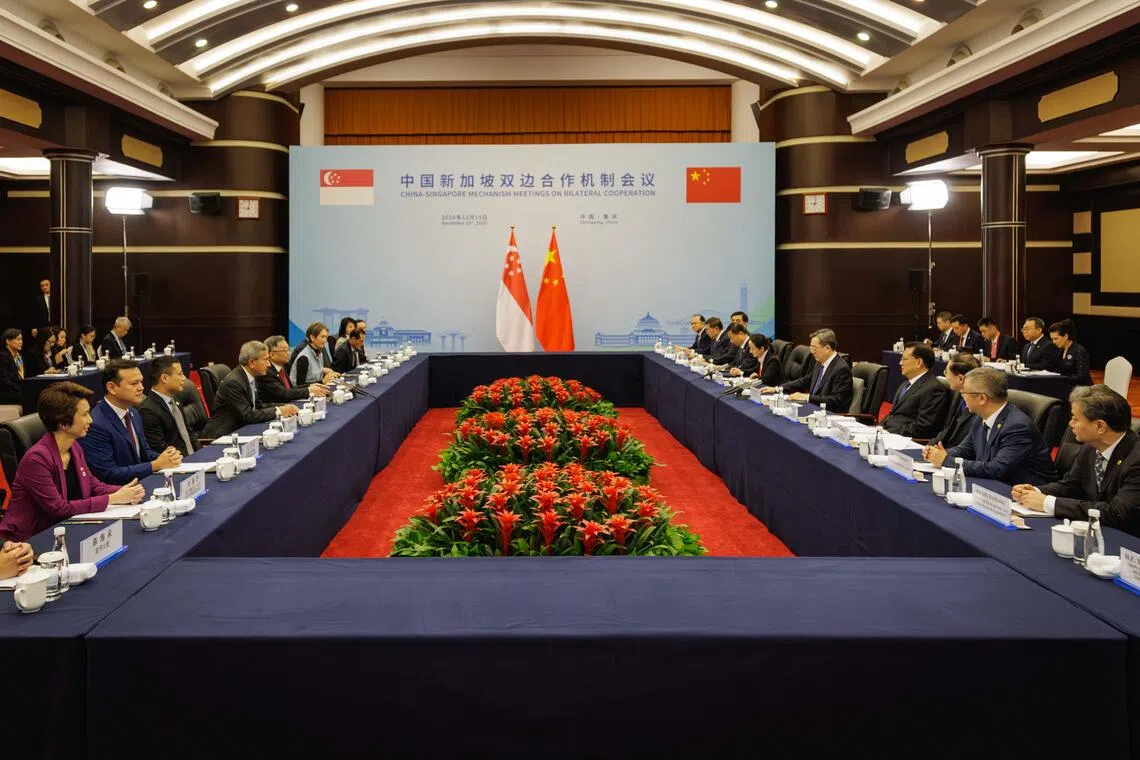 正在中国重庆访问的我国副总理兼贸工部长颜金勇，星期一（12月15日）上午与中国国务院副总理丁薛祥进行双边会谈。（数码发展及新闻部提供）