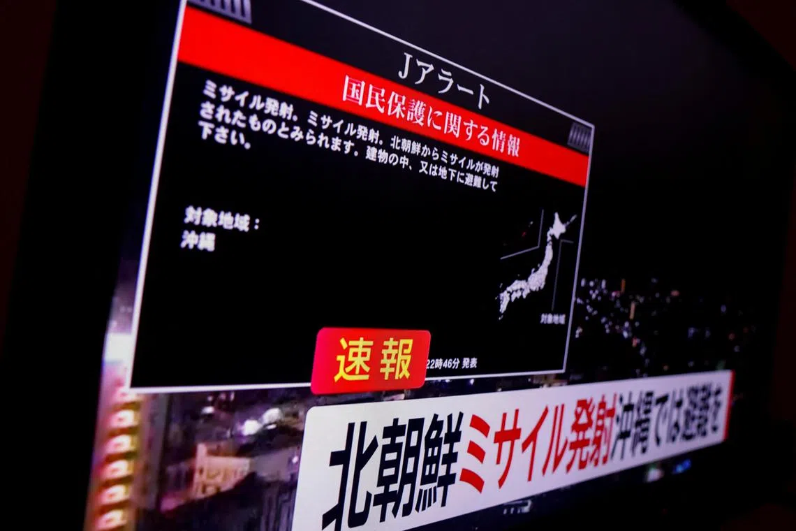 日本政府在朝鲜星期二（11月21日）晚上发射据信携带卫星的火箭后，通过警报系统呼吁冲绳南部地区的居民疏散至“建筑物内或地底下避难”。（路透社）