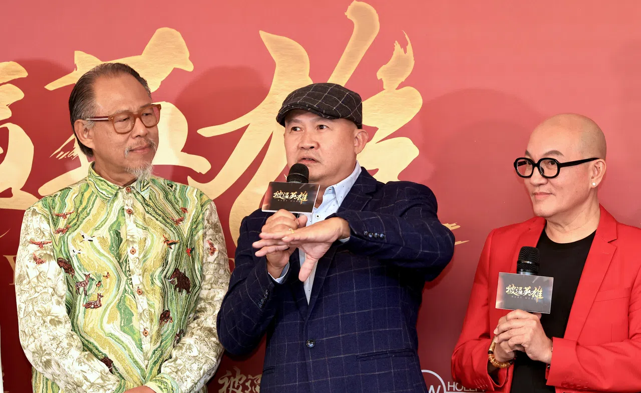 《被逼英雄》的卡司由新、泰演员组成，图中是泰国演员维塔亚潘斯林加姆（左起）、陈天文和林尤发。（周国威摄）