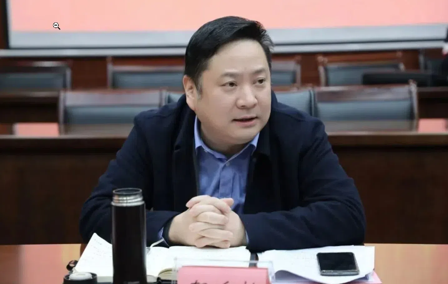 浙江杭州滨江区副区长郁廷栋在7月26日的一场酒局中强制猥亵女性后，网络传闻不断，直到一篇题为《一场酒局献祭，掀开了杭州地产潜规则》的自媒体文章8月17日刷屏网络，杭州官方才在8月18日姗姗来迟地发布情况通报。（取自杭州政府网站）