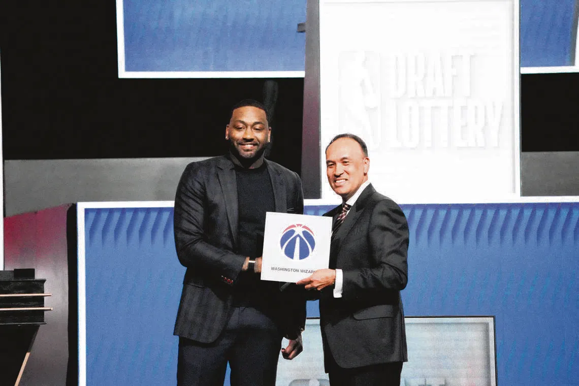 NBA副总裁谭惠民（右）在总决赛前接受全球媒体的线上采访。（路透社）