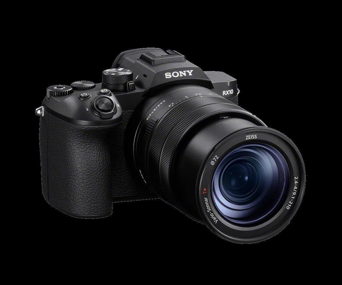 Sony RX10V借鉴索尼Alpha无反相机设计，采用相同的按键布局与握柄设计。（厂商提供）