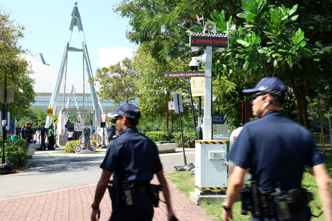 加冷盆地一带的热门烟花观赏地点也设置增强版的流动闭路摄录系统（Enhanced Mobicam），除了让警方实时监管现场情况，还能通过电子告示牌和广播系统向群众传达信息。（郑一鸣摄）