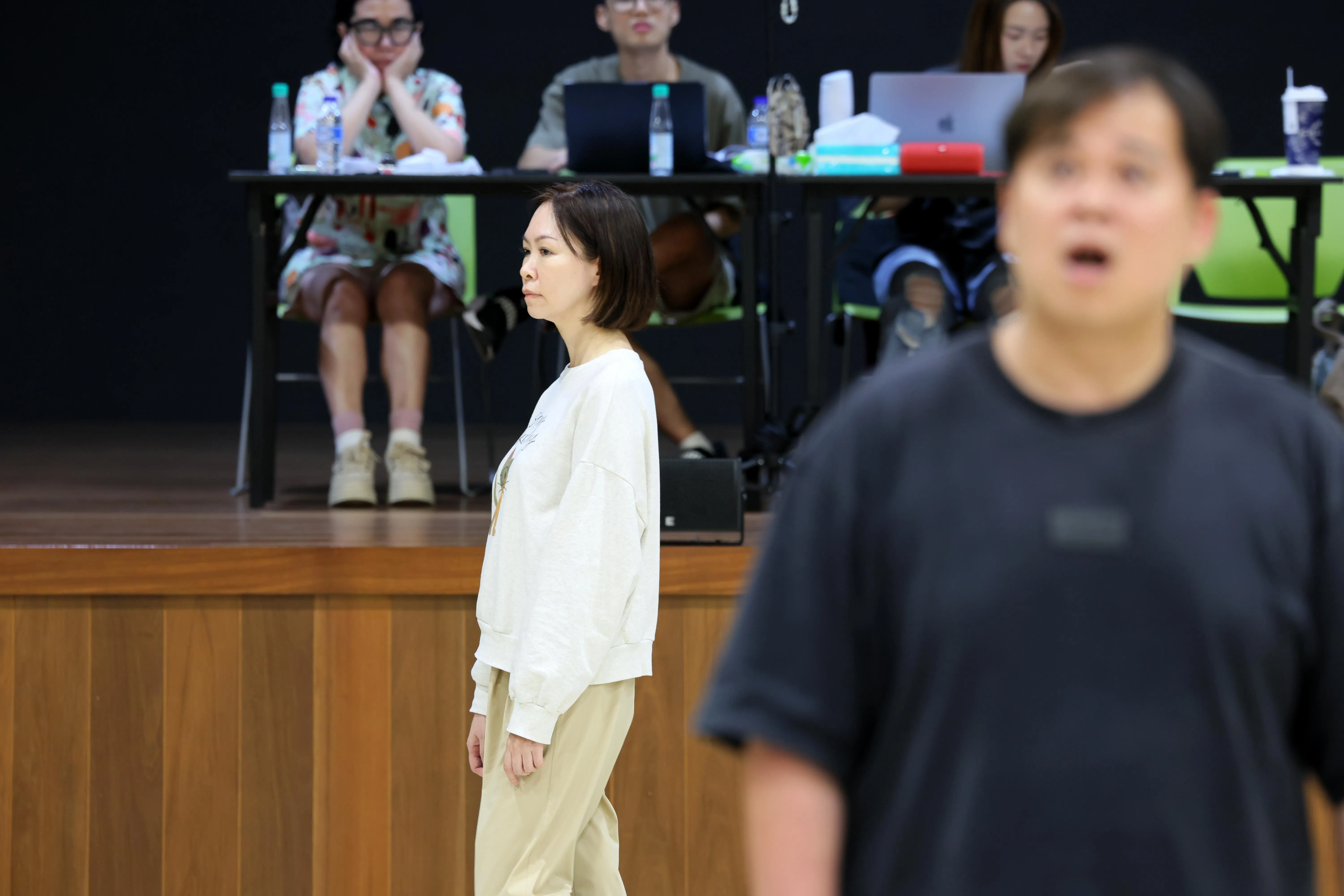 陈丽仪（左）出演一名资深剧场演员，与舞台剧演员杨志文饰演一对夫妻。（龙国雄摄）