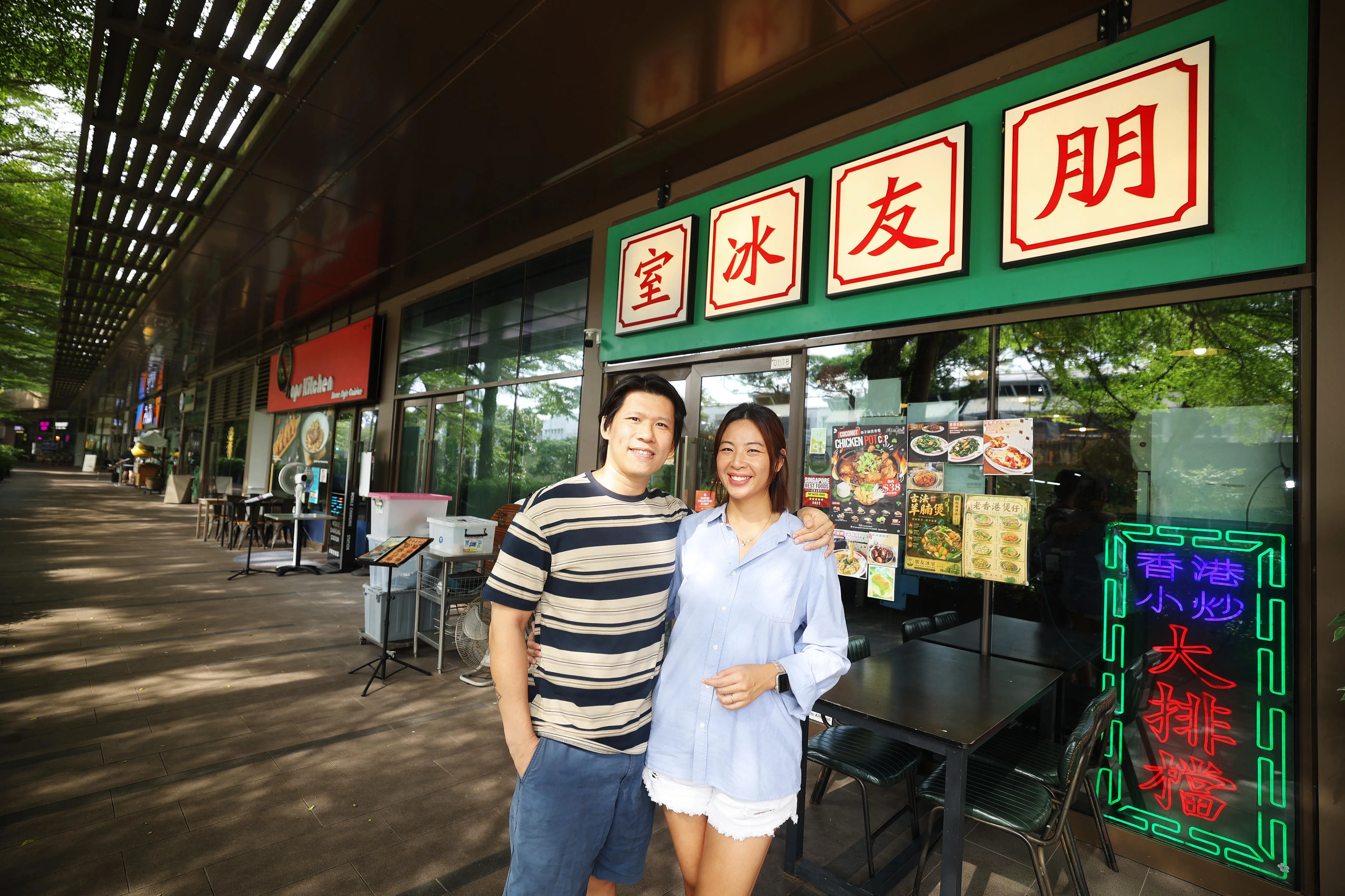 朋友冰室由夫妻档黄健生（左）和李婉婷共同经营。疫情期间无法回香港，两人因想念家乡味，而萌生创业念头。　　（蔡家增摄）