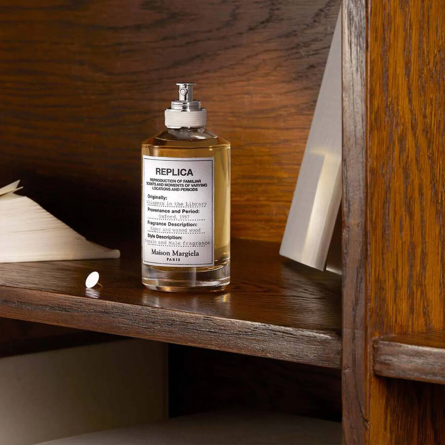 Maison Margiela “Replica”的“书房的耳语”香水勾勒出一间老书房的香氛想象。（取自品牌网站）