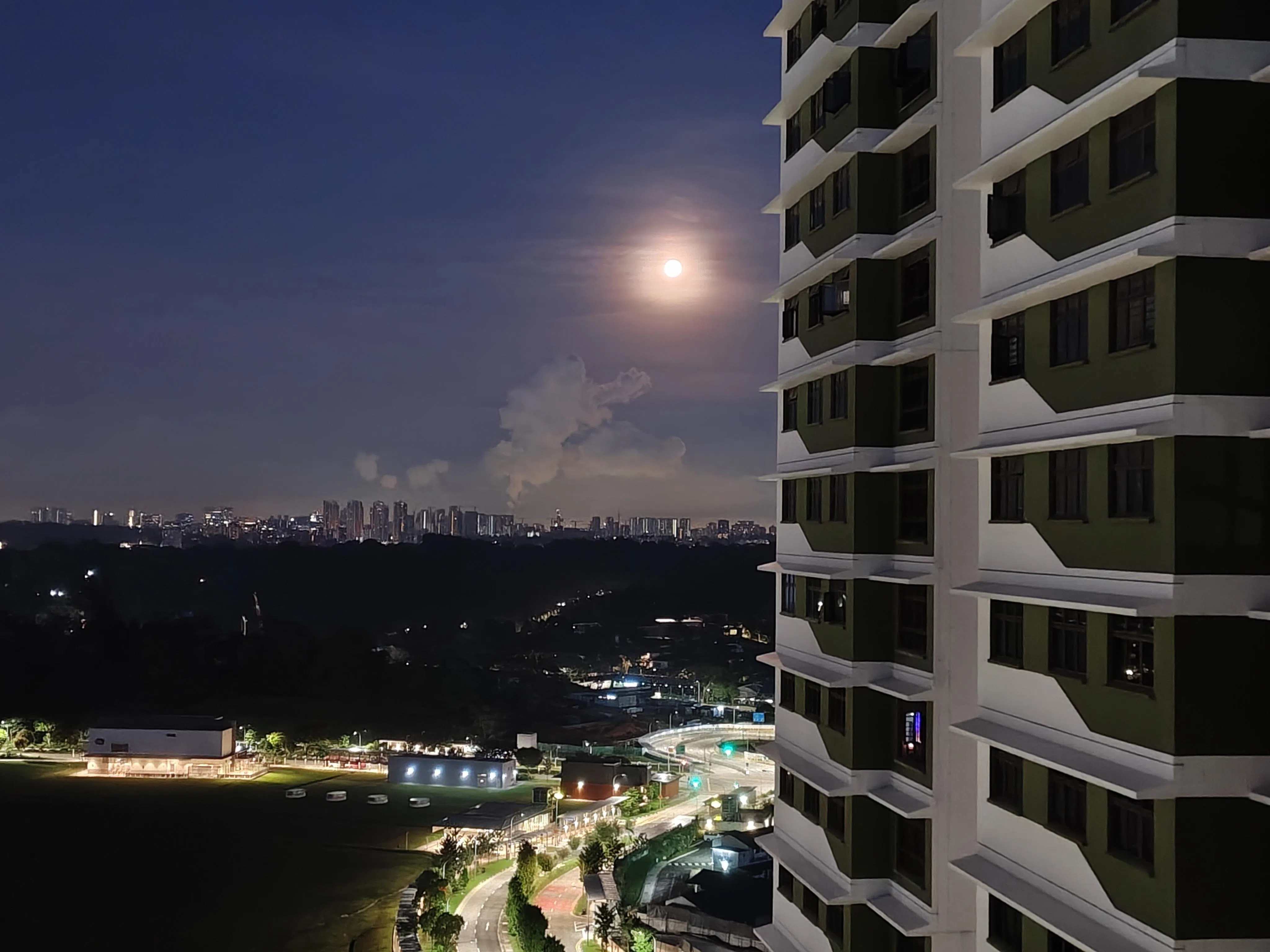 夜景摄影功能可在有限光源条件下提升清晰度。（黄少伟摄）