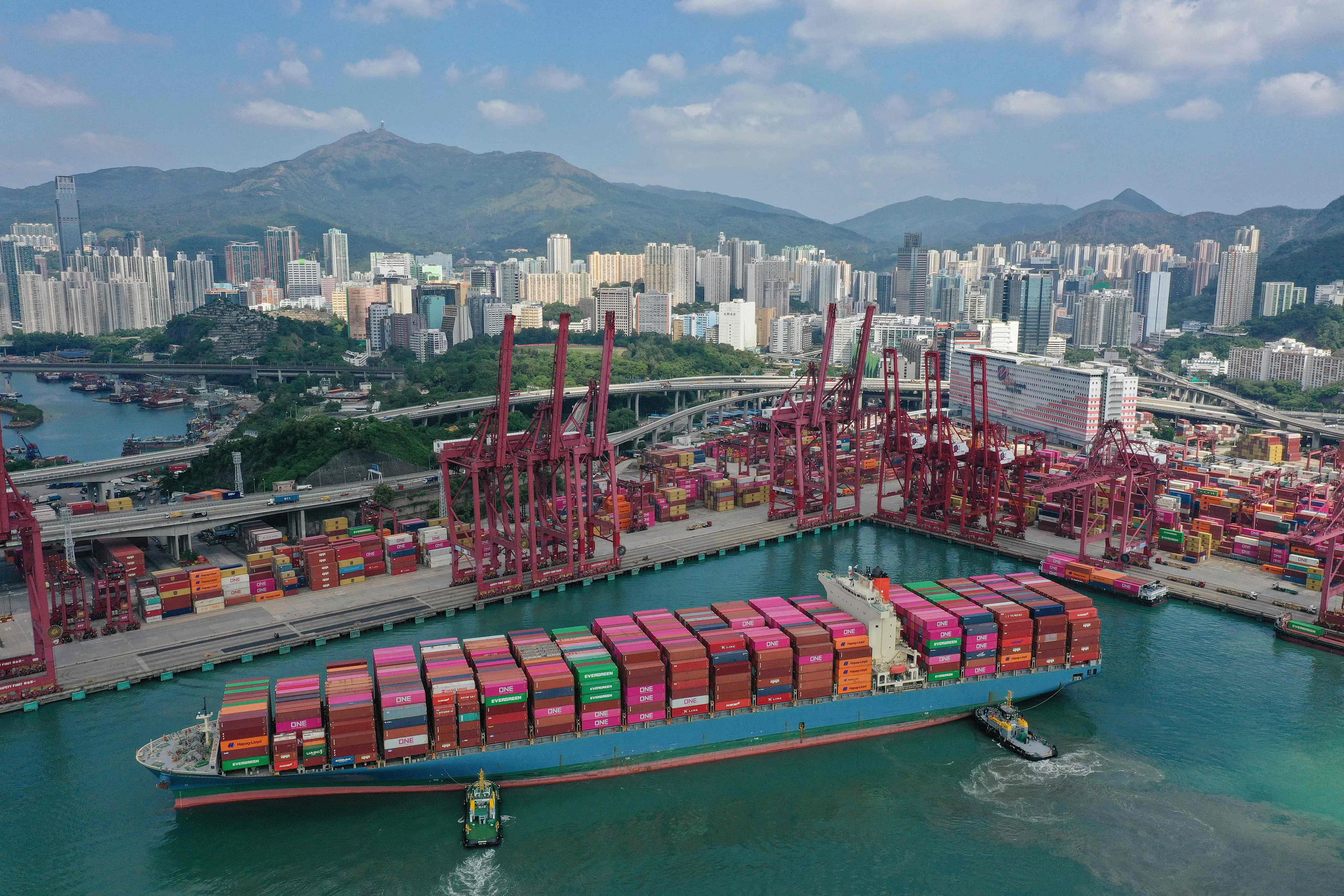 香港集装箱吞吐量2023年同比下跌14.1%，连续第七年下滑。图为一艘集装箱船10月下旬停靠在香港葵涌货柜码头。（法新社）