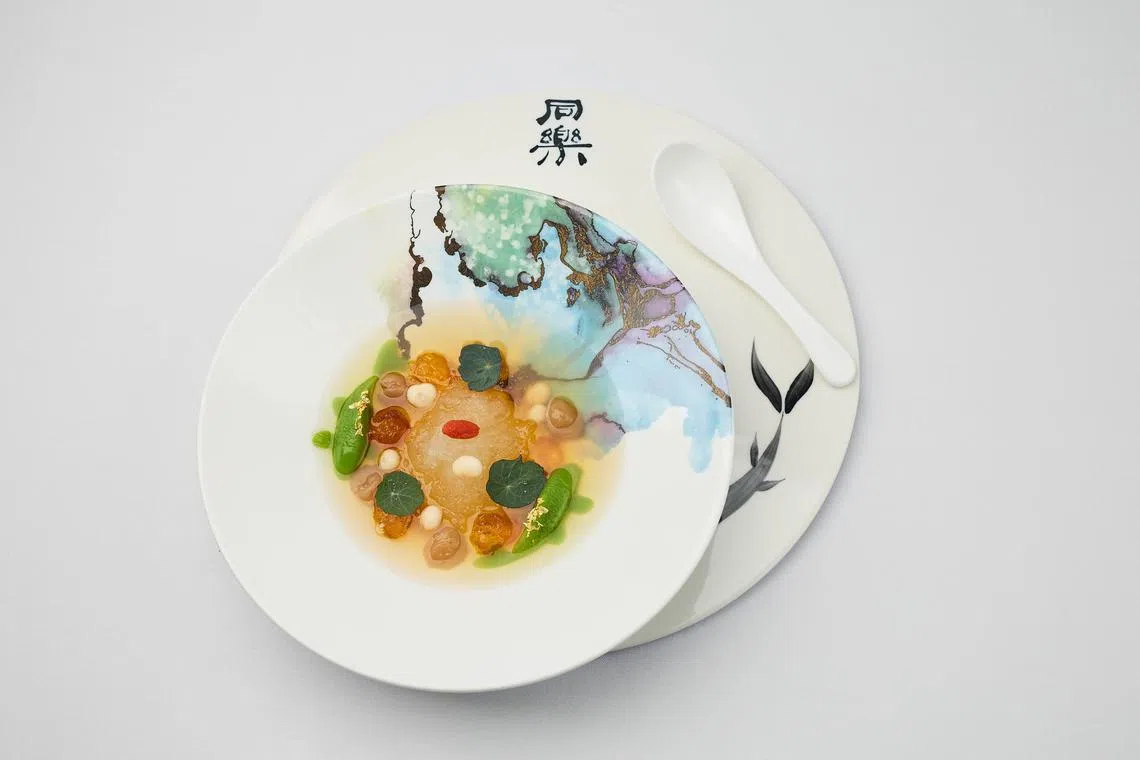 甜品锦桃燕液露，是陶国检厨师以莫奈的《睡莲》画作为灵感，以奇异果制成鱼形果冻。（餐馆提供）