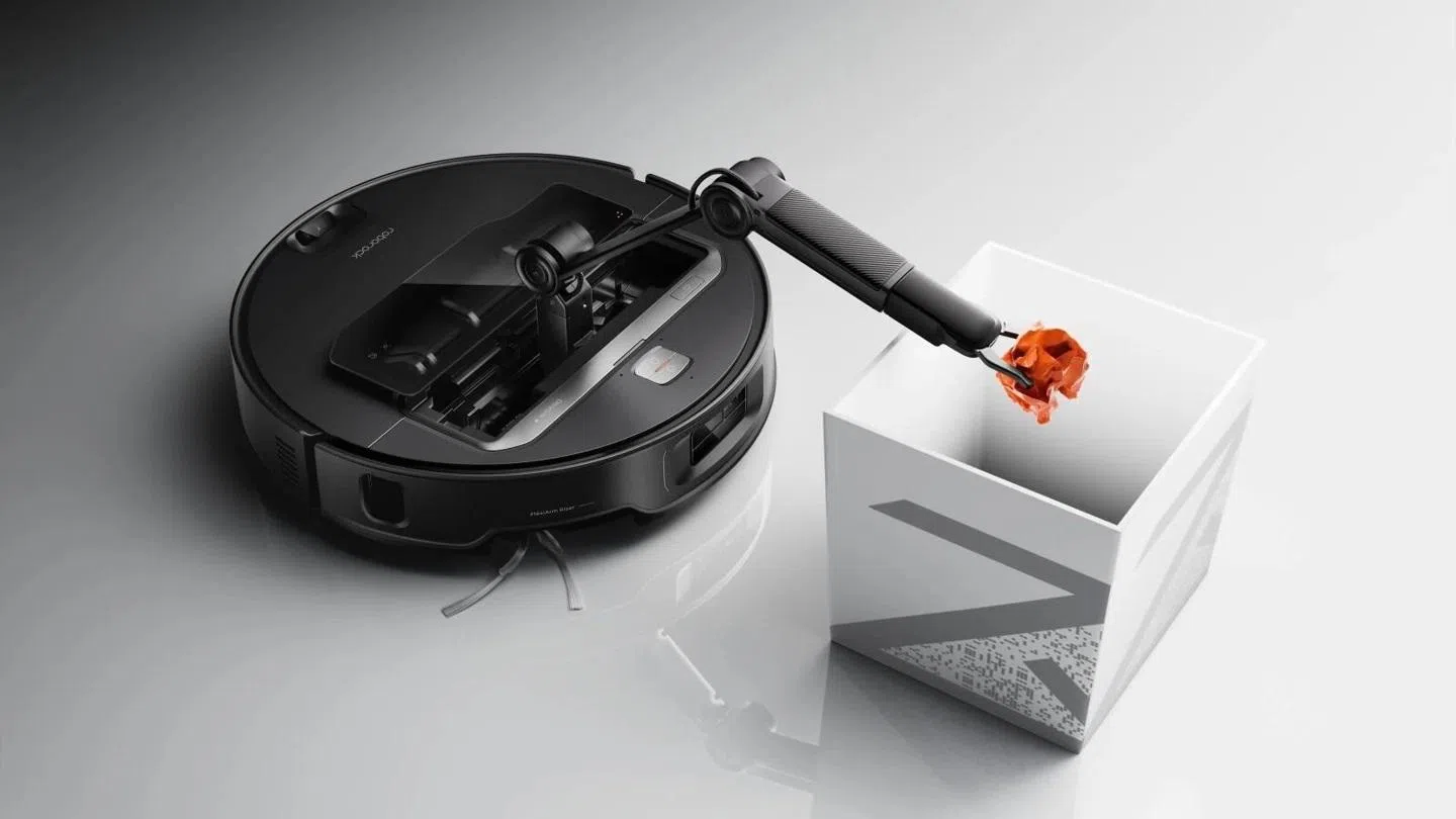 Saros Z70搭载机械臂，吸尘过程中能识别并移除小型障碍物。（互联网）