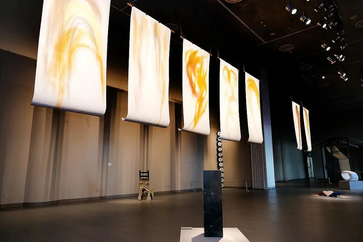 唐大雾个展“艺术学校SG：唐大雾‘Artist Sees Colours Differently’”（艺术家看颜色各异）展场。（曾坤顺摄）
