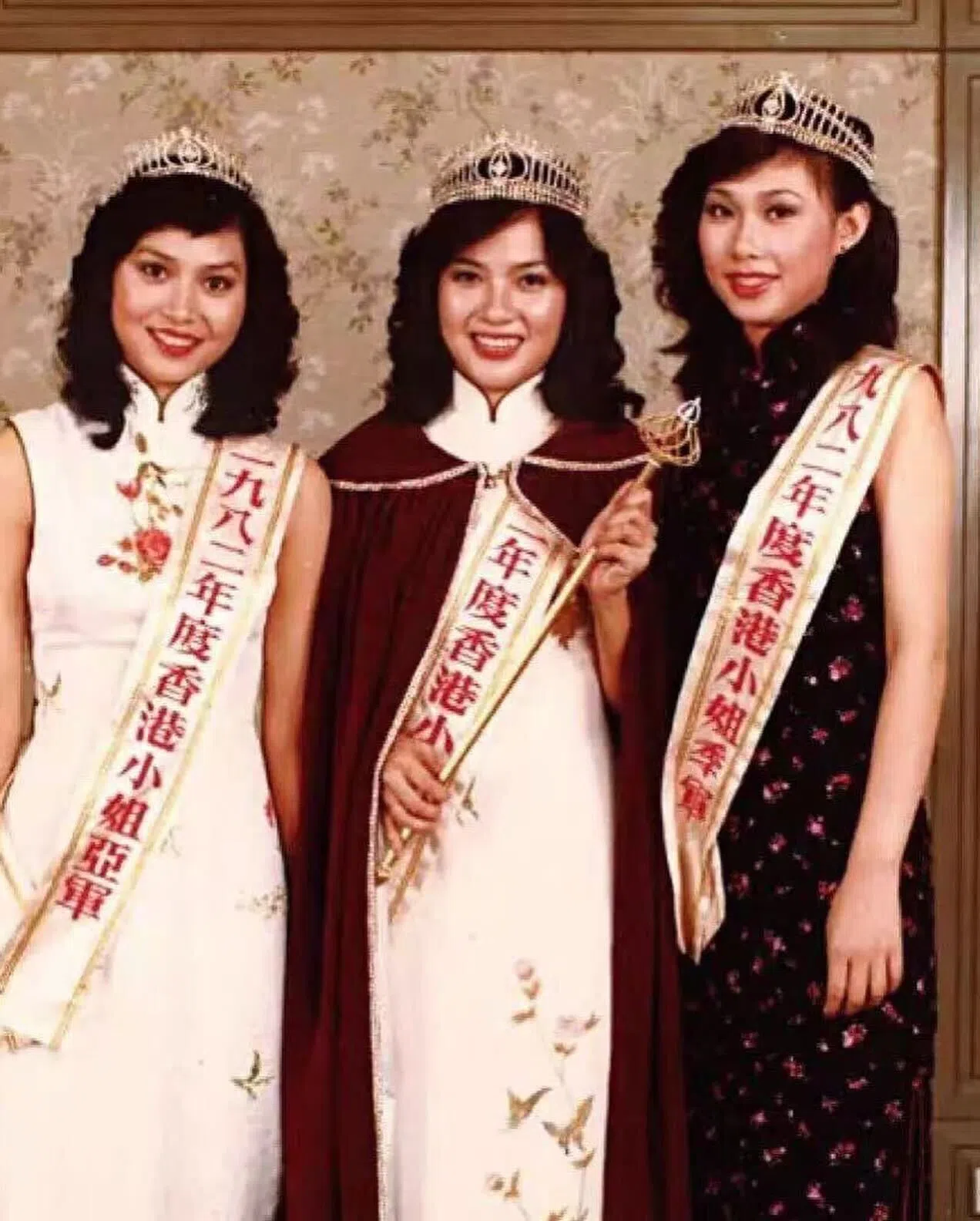 邝美云（左起）是1982年香港小姐亚军，同届冠军是梁韵蕊，季军是寇鸿萍。（互联网）