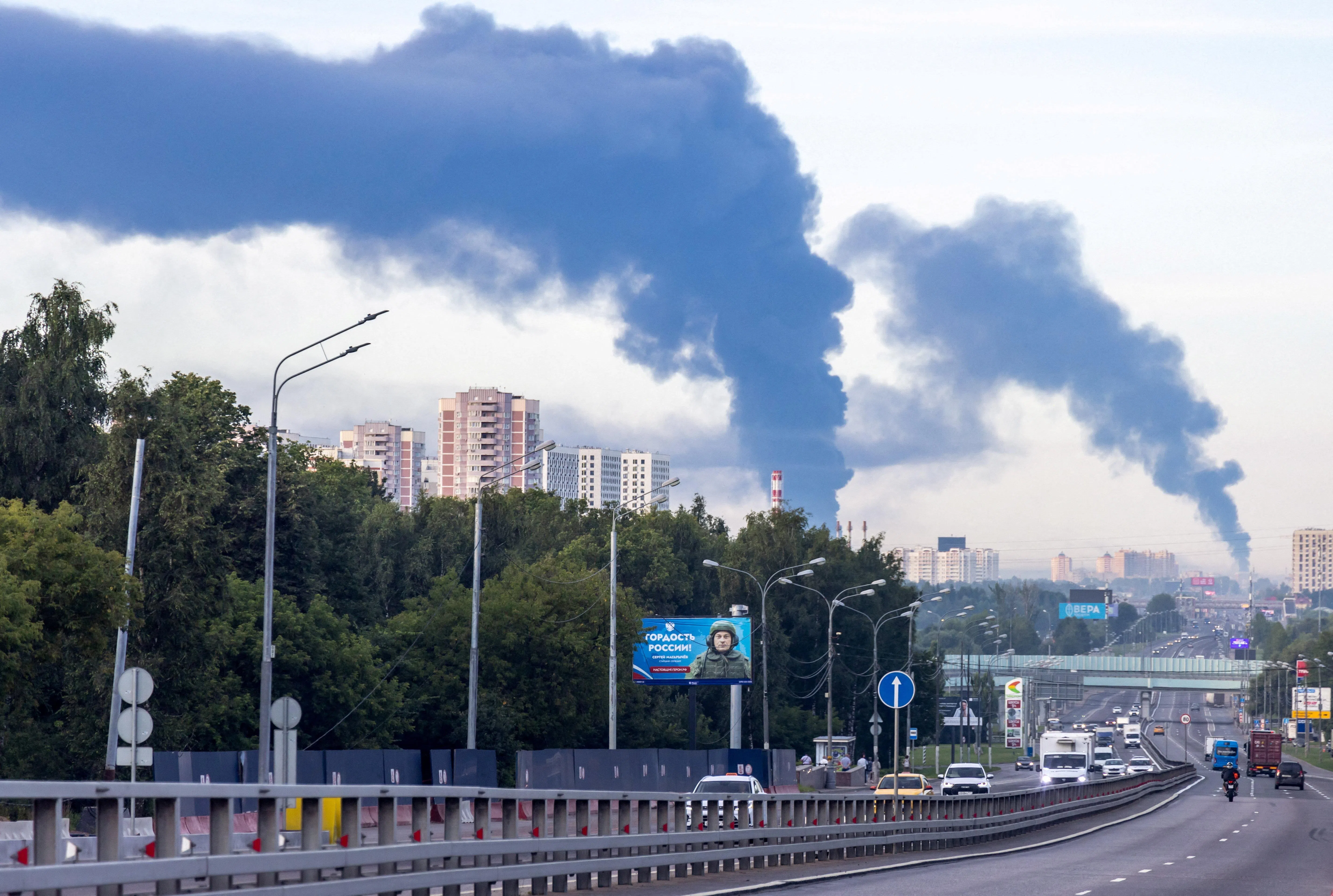 7月20日，俄罗斯莫斯科州波多利斯克（Podolsk）遭乌克兰无人机袭击后，现场浓烟滚滚。（路透社）