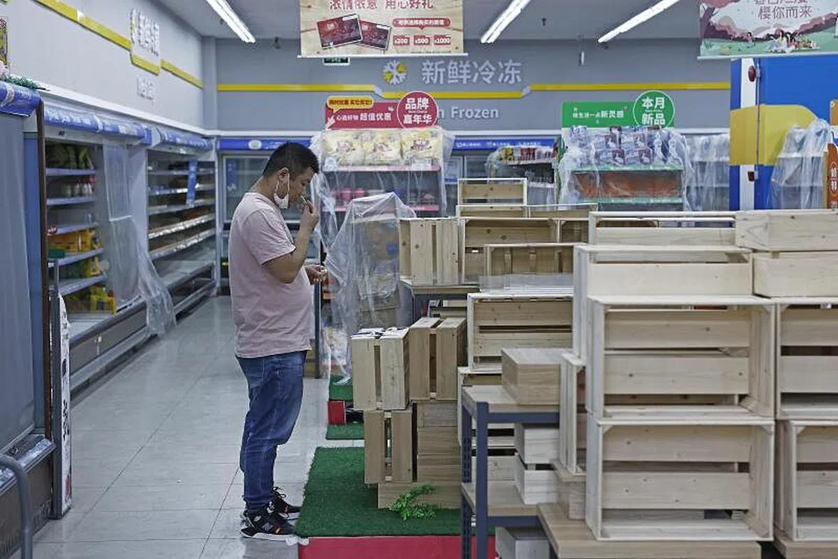 上海华山路联华超市内，在恢复营业前，工作人员 4月12日进行抗原自测。（中新社）