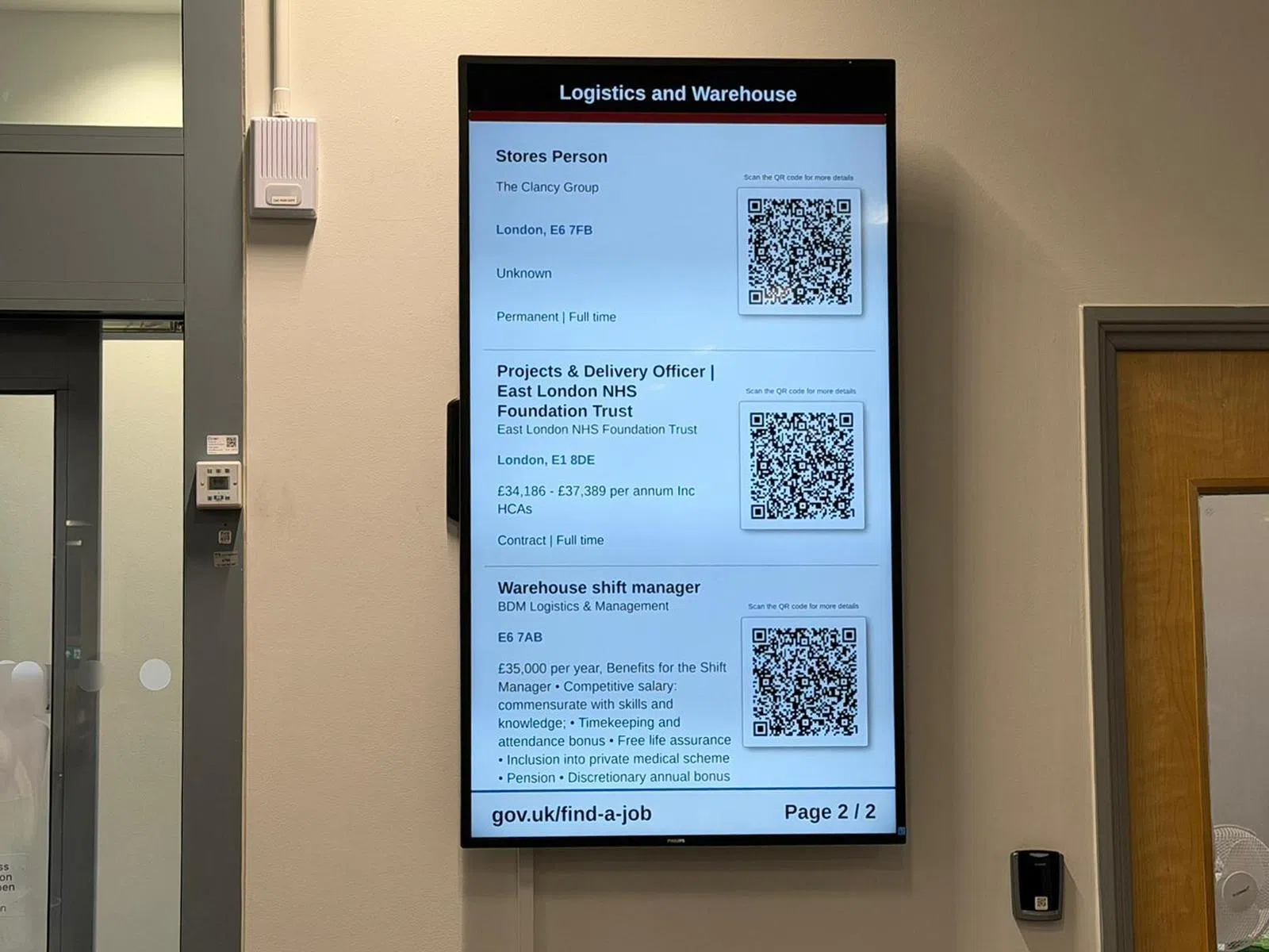 位于斯特拉福（Stratford）的就业中心内，墙上挂着一块电子显示屏，展示不同的招聘岗位及相关详情。（萧梓卉摄）