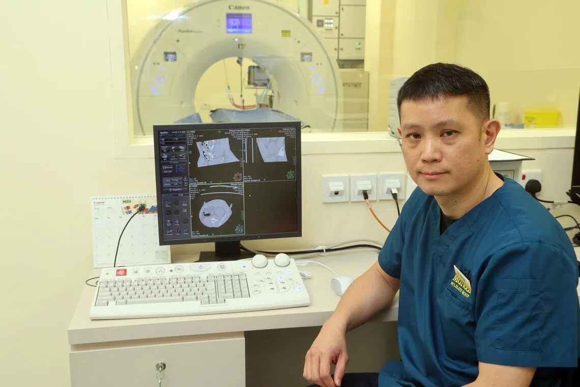 万态保育集团动物医疗保健与科学项目副总裁兼兽医博士谢尚哲受访时说，除了特别庞大的大象、长颈鹿等动物之外，其他体型如狮子、黑熊和熊猫的动物，应该都能使用这台CT扫描设备。（邝启聪摄）