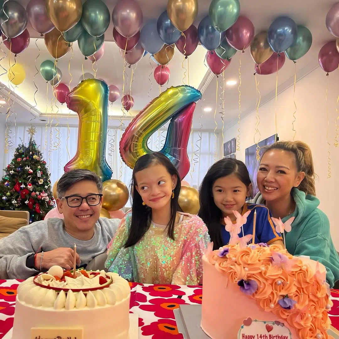 锺丽淇（右）一家四口为长女Isabella（左二）庆生。（取自锺丽淇IG）