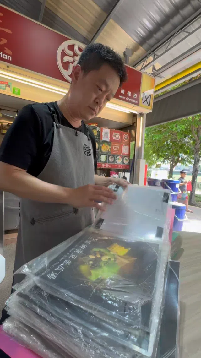 “浚德田”摊主陈浚致花10年时间，研制出90多种素汤和20多种米饭。每研制出新的汤品或饭食，他都会拍下照片存档，记录一路走来的成果。（视频截图）