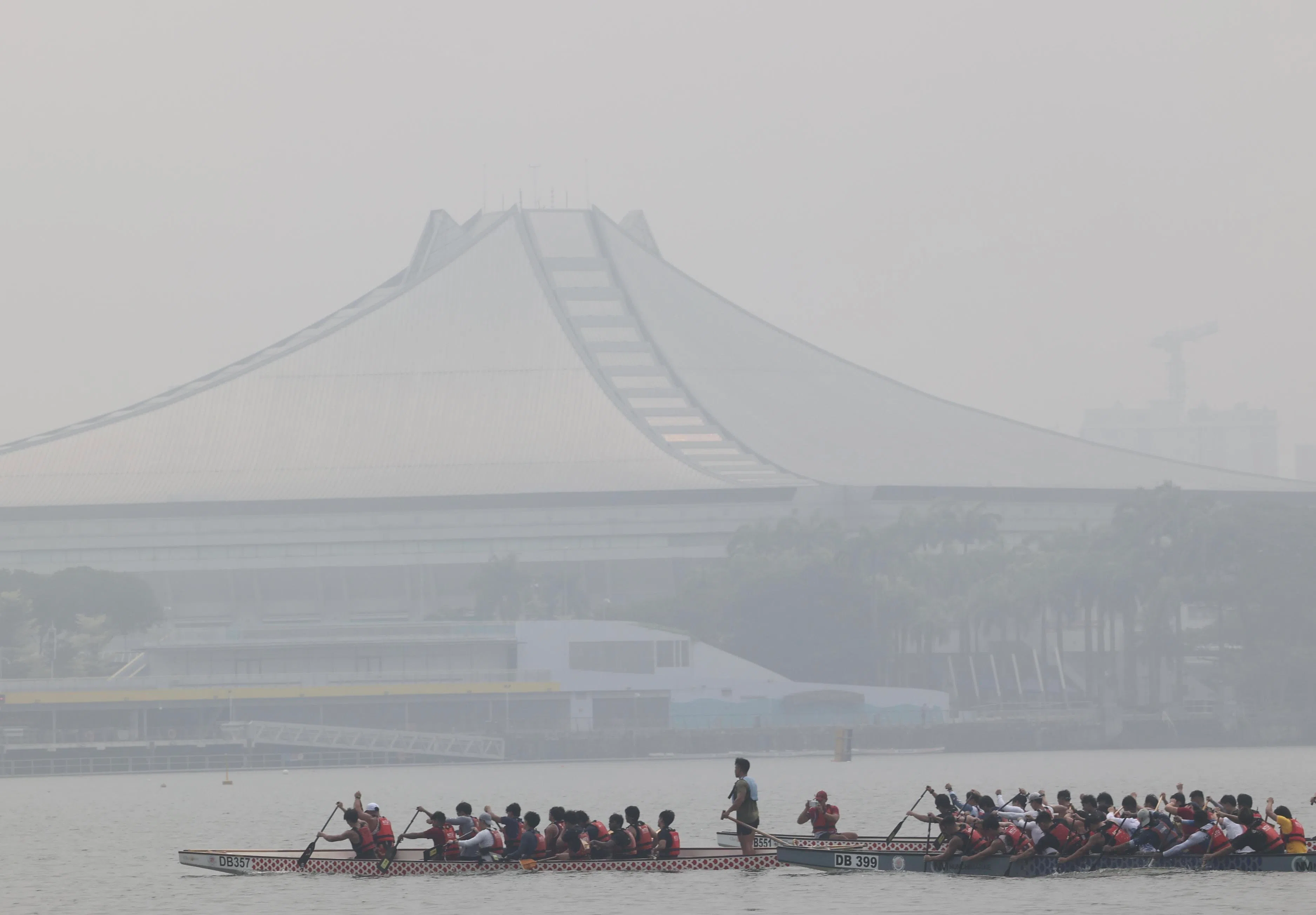星期六上午时分，我国中部地区的24小时空气污染指数约180多点，属于不健康水平；一小时PM2.5浓度指数在偏高水平。即使如此，不少运动员仍继续在加冷盆地运动。（邬福梁摄）