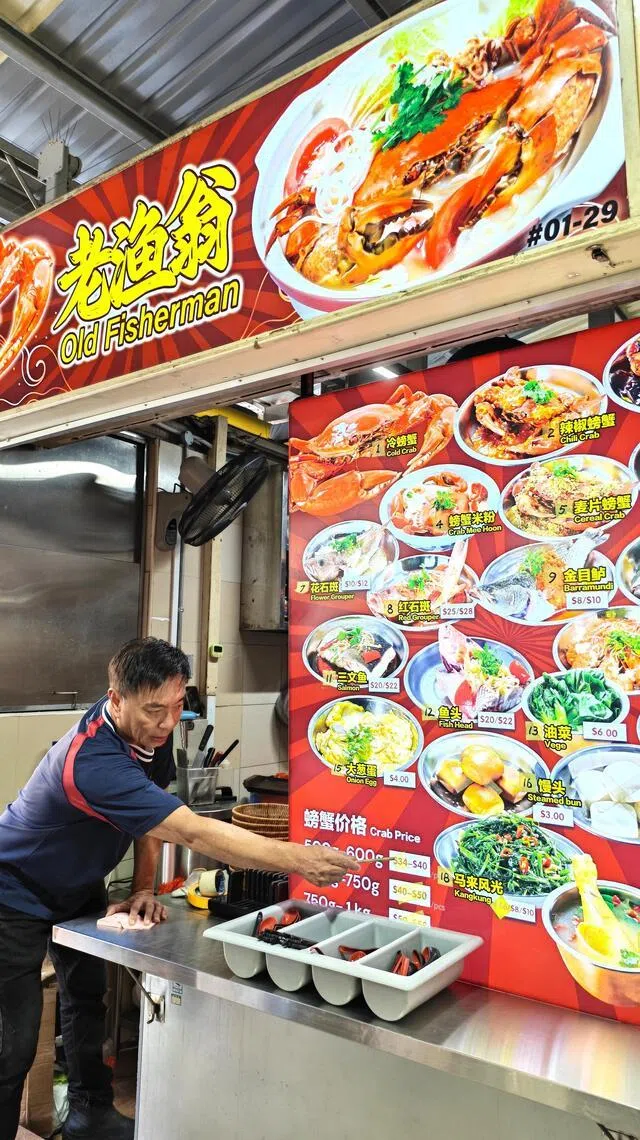 黄奕良向顾客解释，因为请不到助手，只能专注做一道菜肴。（陈爱薇摄）
