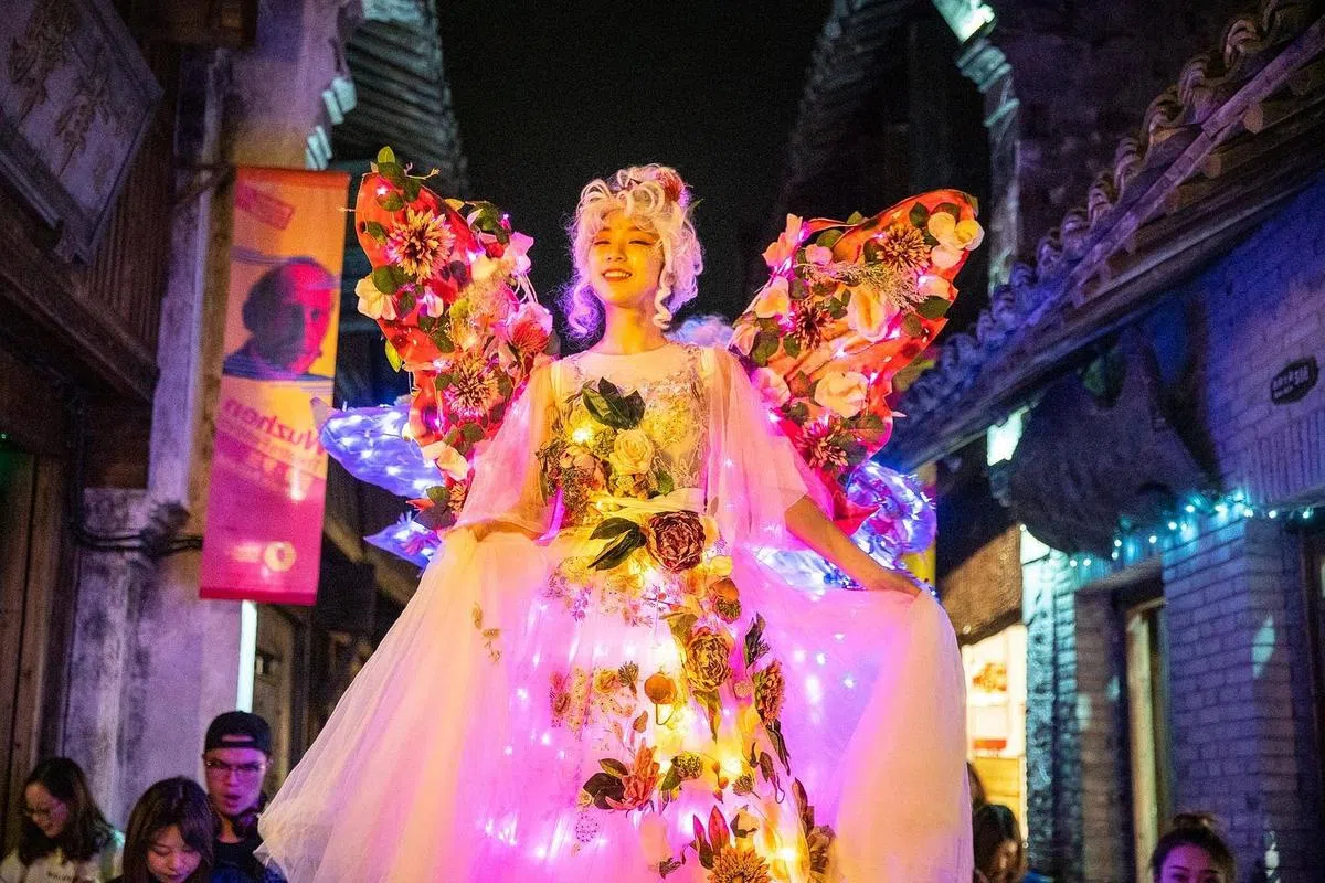 “古镇嘉年华”欢迎传统和前卫戏剧等各种艺术形式。