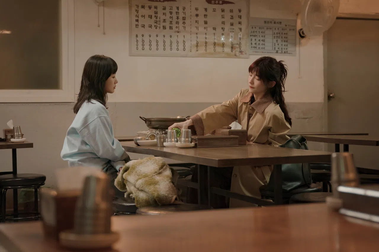 两个女生的友情拉扯像一面镜子，让人回想自己与朋友的相处。（Netflix提供）