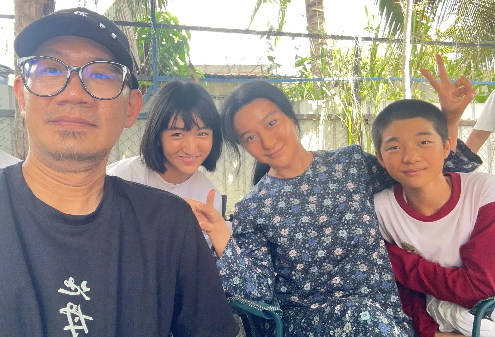 许恩怡（后排左一）两度与张吉安导演（前者）合作。她在《地母》饰演范冰冰（中）的女儿，右为白润音。（取自张吉安脸书）