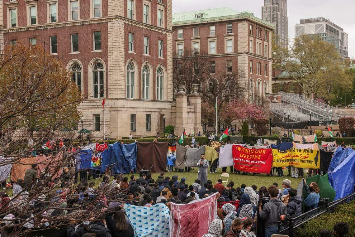 美国著名的常春藤盟校哥伦比亚大学100多名学生4月18日在校园示威，在大学校长的请求下被纽约市警察驱散拘留。（路透社）