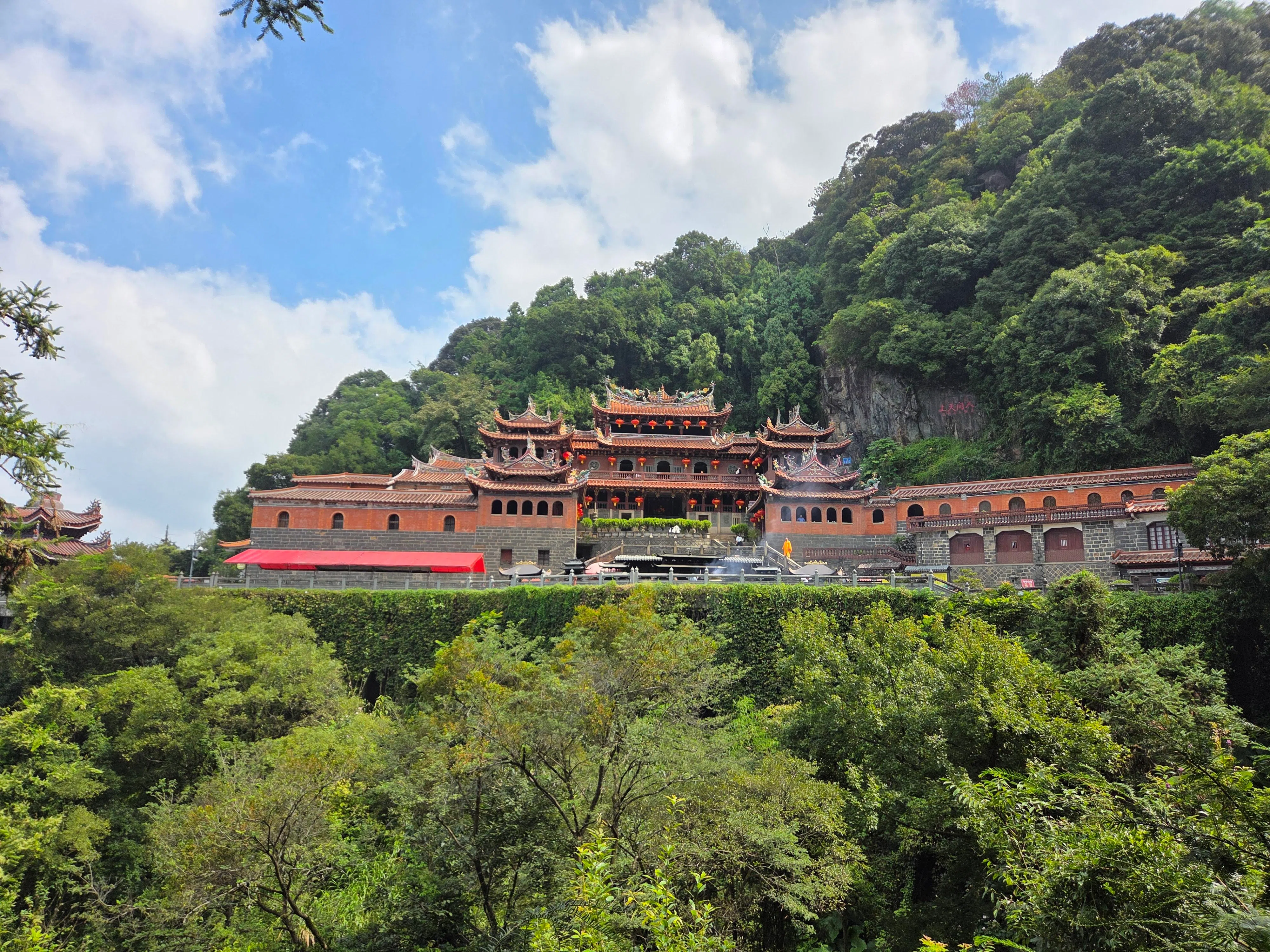 安溪清水岩寺依山而建。（胡晓玲摄）