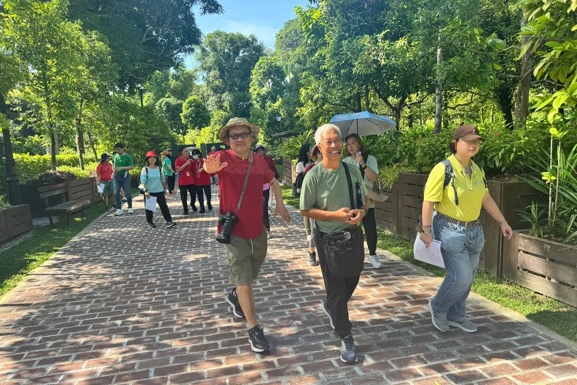 大家开心徒步，以步履丈量新加坡城市中心，听历史，也寻找回忆。（翁铭芯摄）
