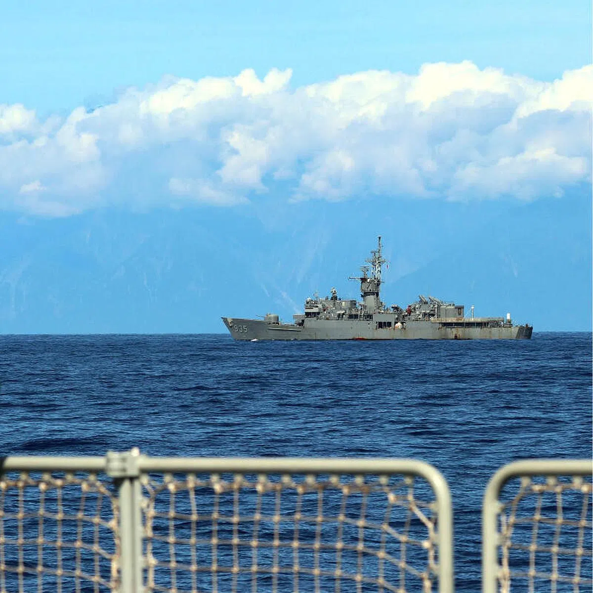 新华社8月5日发布东部战区在台湾周边海空域开展实战化联合演训照片，称这是从大陆舰艇拍摄的台舰近景。（新华社）
