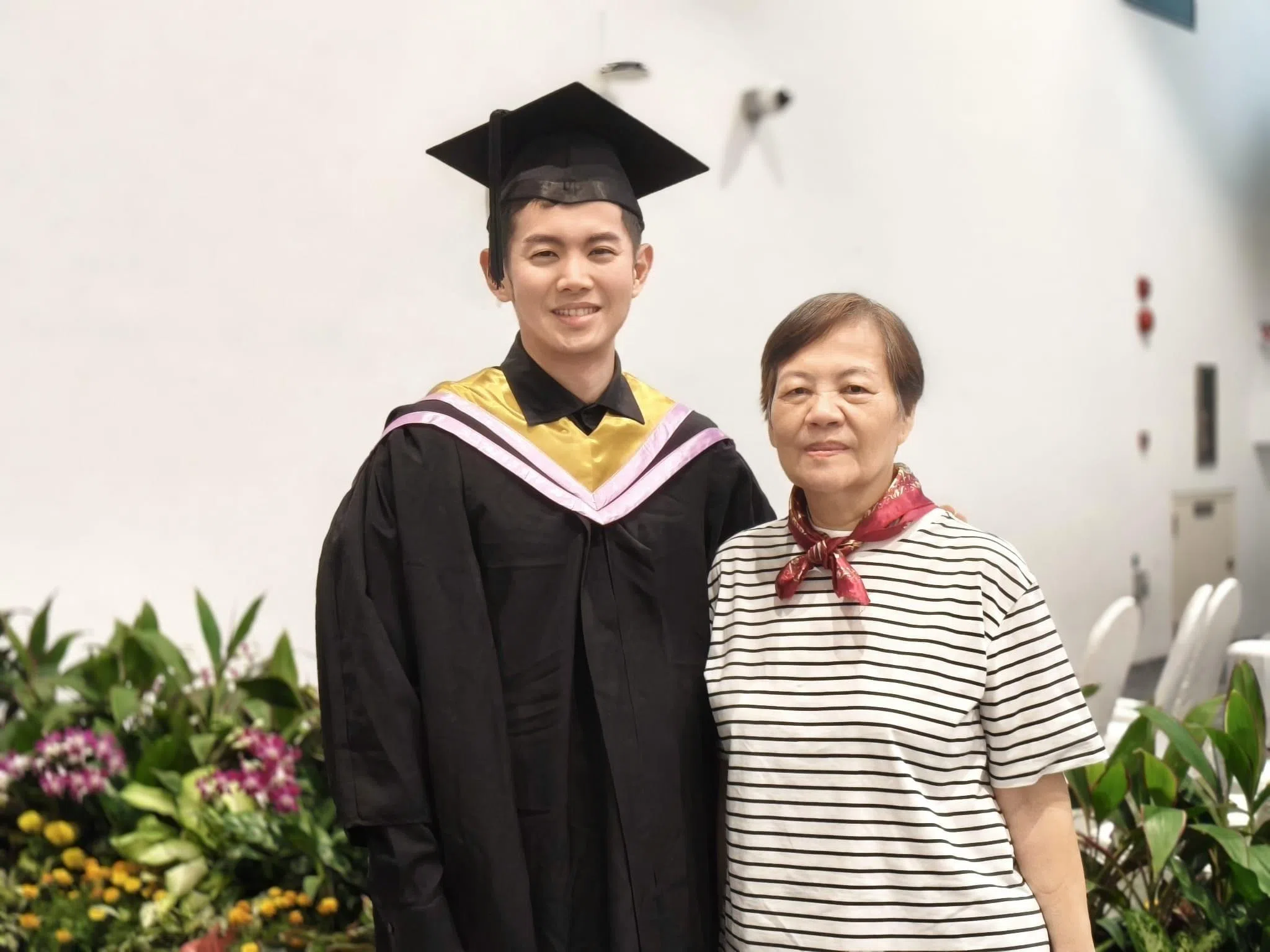 张承尧请妈妈出席毕业典礼，分享喜悦。（受访者提供）