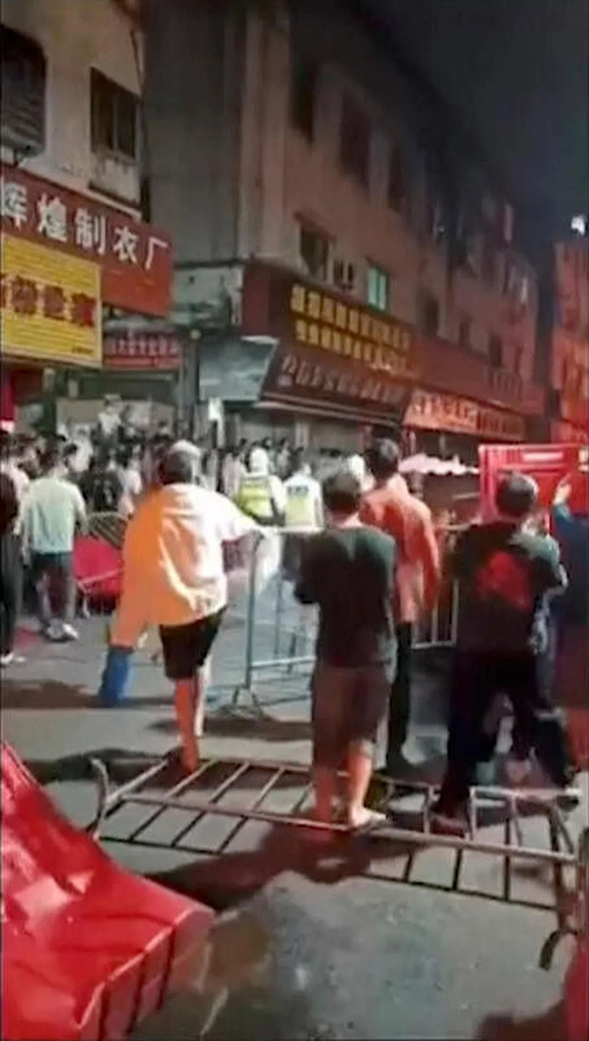 星期二网传的视频画面显示，海珠区城中村的民众与穿防护服的警察对峙。（路透社）
