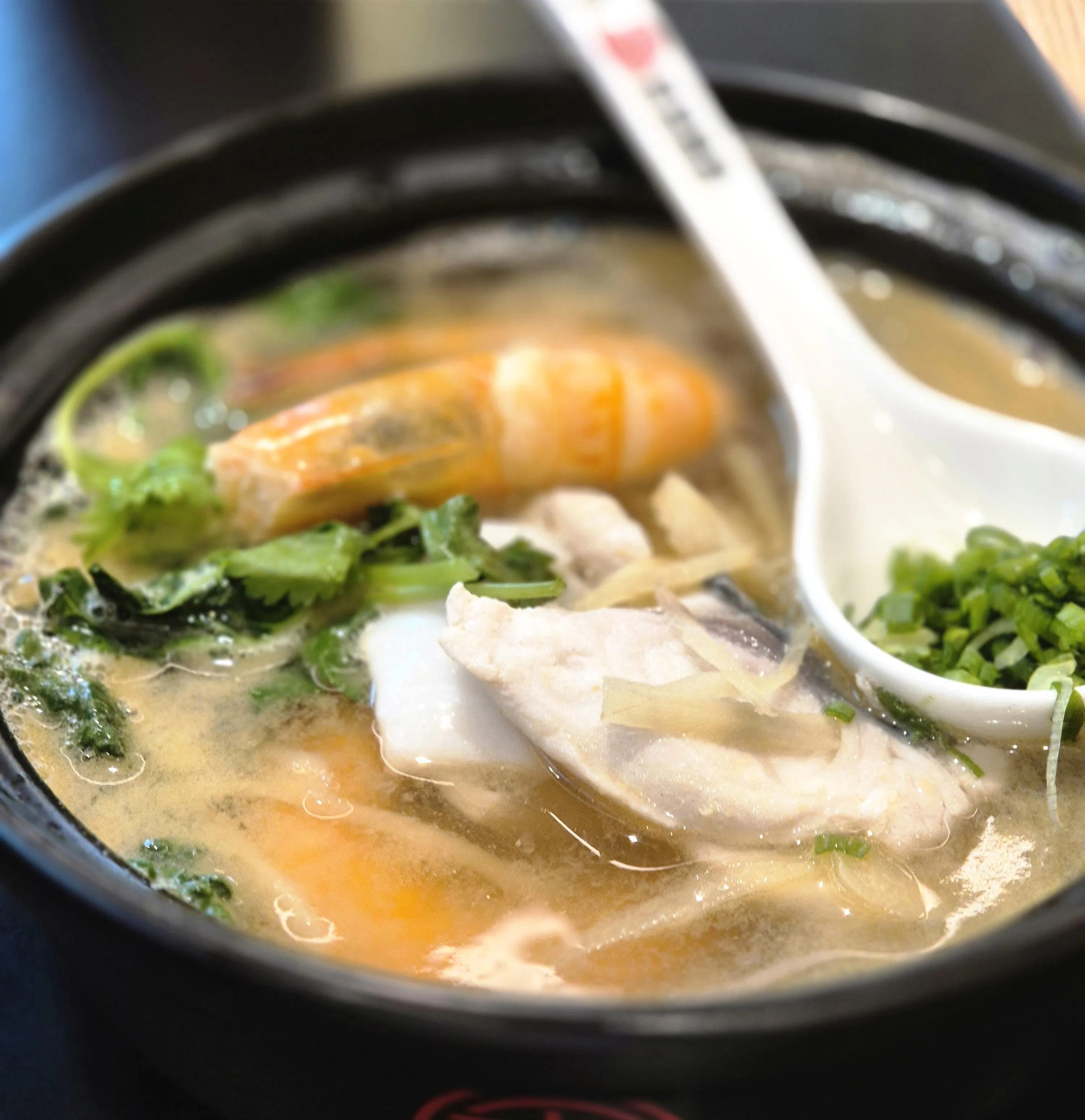 旺旺煲是在纯鱼汤内加了鲜美大虾 、鱼片和大墨鱼片。（陈爱薇摄）