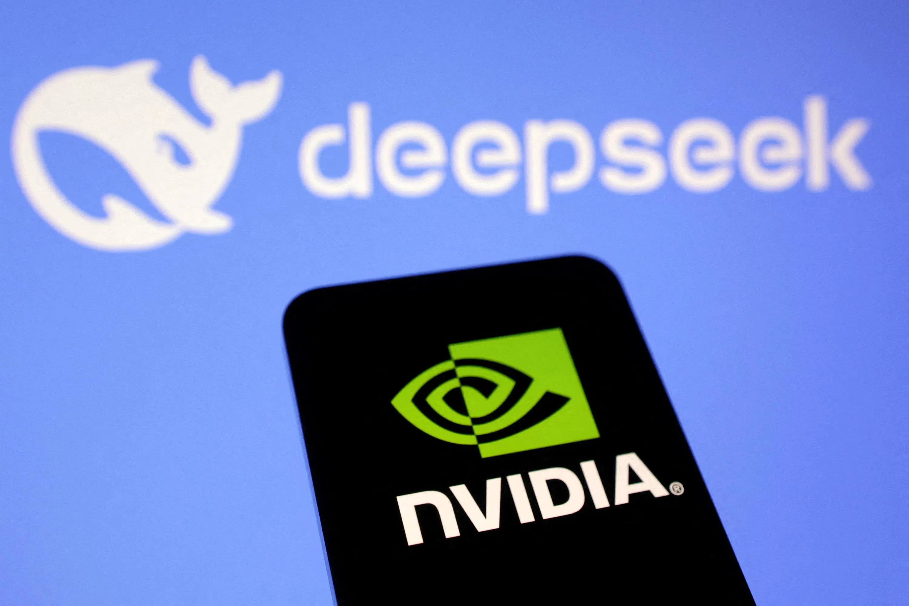 因为DeepSeek，英伟达的股价在星期一猛跌17％至118.58美元，市值一夜蒸发近6000亿美元。这也是自去年10月2日以来，英伟达的市值首次跌破3万亿水平。（路透社）