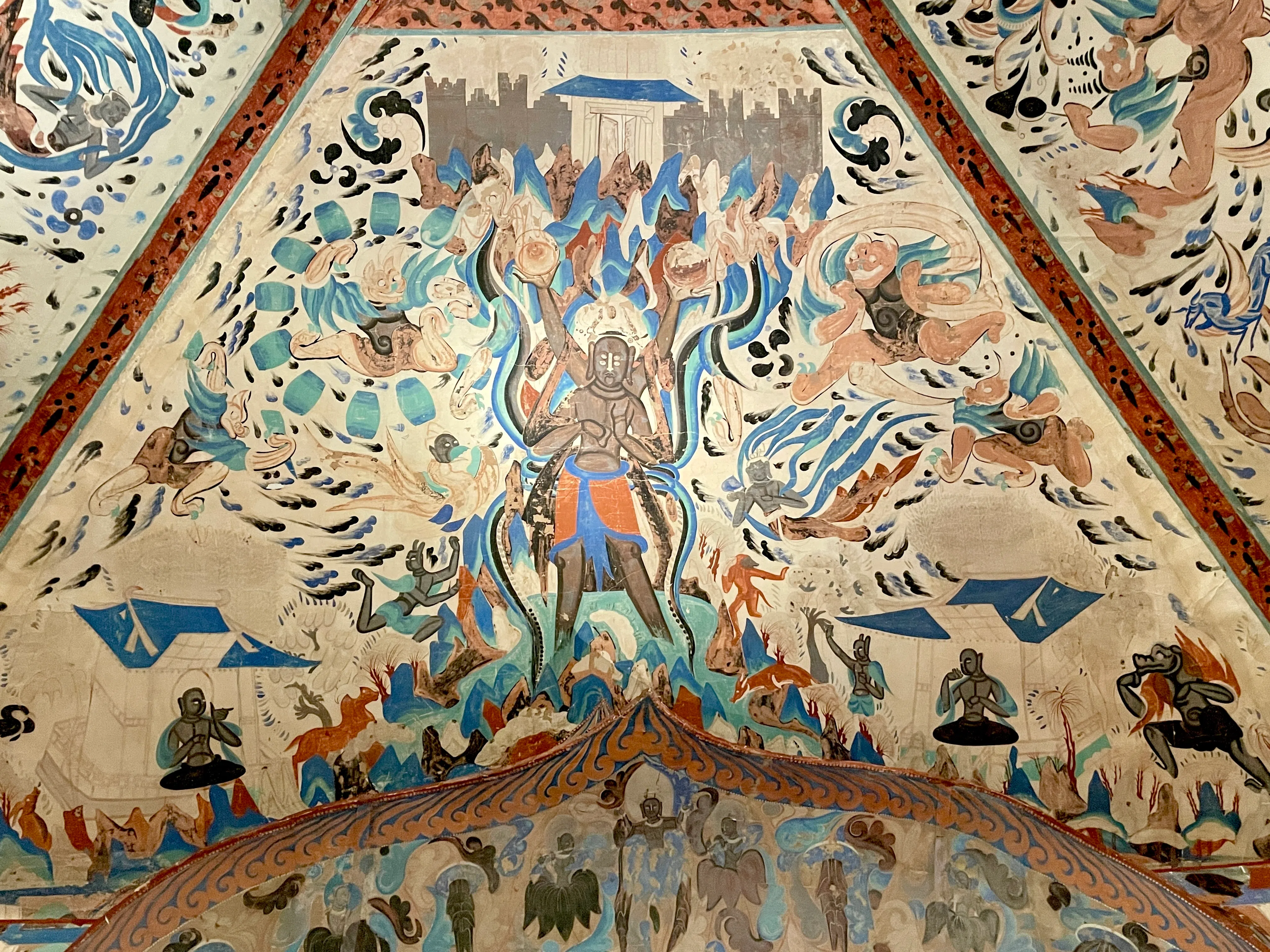 第249窟壁画上佛教阿修罗与道教里的羽人、风神、雨神、雷神、电神等和谐共存。（林方伟摄）