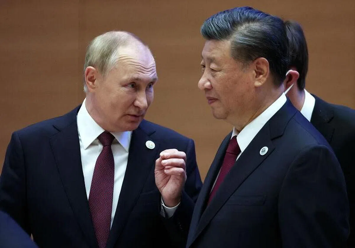 俄罗斯总统普京（左）和中国国家主席习近平9月16日在乌兹别克斯坦城市撒马尔罕举行的上合组织峰会会面。（法新社）