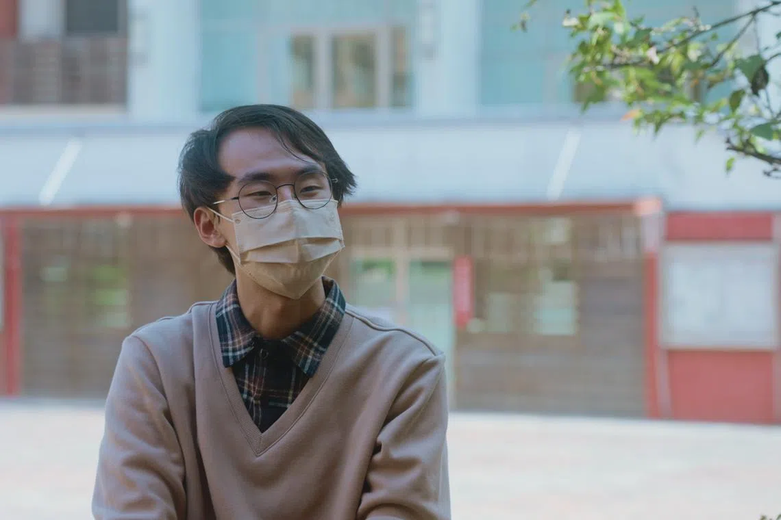 小文对台湾记者的起薪感到失望。（林伟健摄）