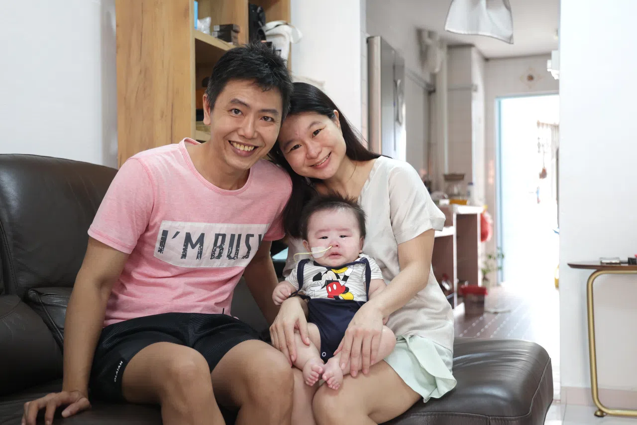 摄影记者抵达彦喆家里拍摄时，刚刚外出回来的小彦喆心情不好。他因为不高兴父母经过超市不入内而哭闹。妈妈张绮恩说，彦喆最喜欢到超市，因为那里有凉凉的冷气，还有琳琅满目的商品。（叶振忠摄）