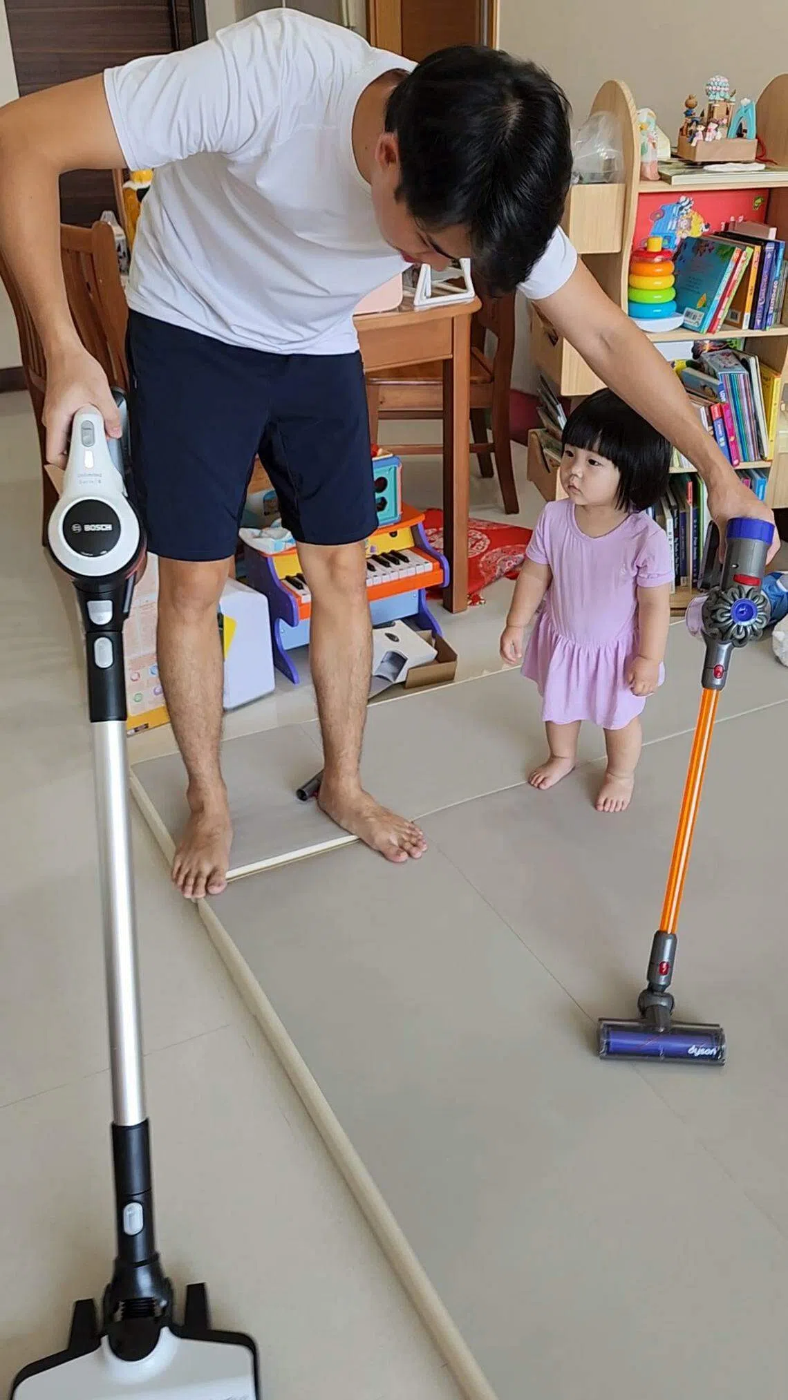 谢蕊全打理家务，也鼓励女儿一起“做家务”。（受访者提供）