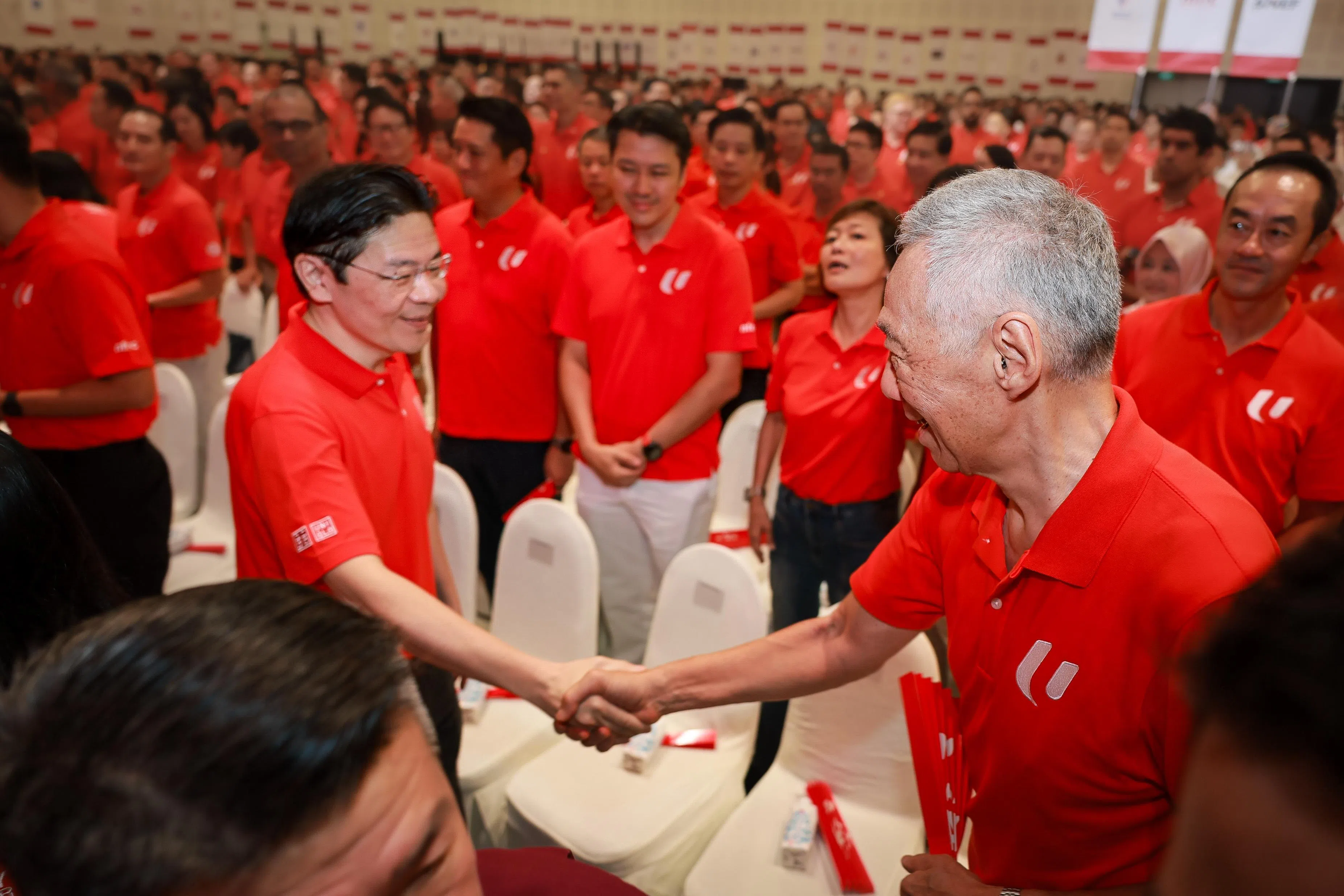 黄循财总理（左）抵达五一劳动节集会现场时，和国务资政李显龙（右）握手。黄总理2024年5月15日从李资政手中接棒，成为我国第四任总理。（海峡时报）