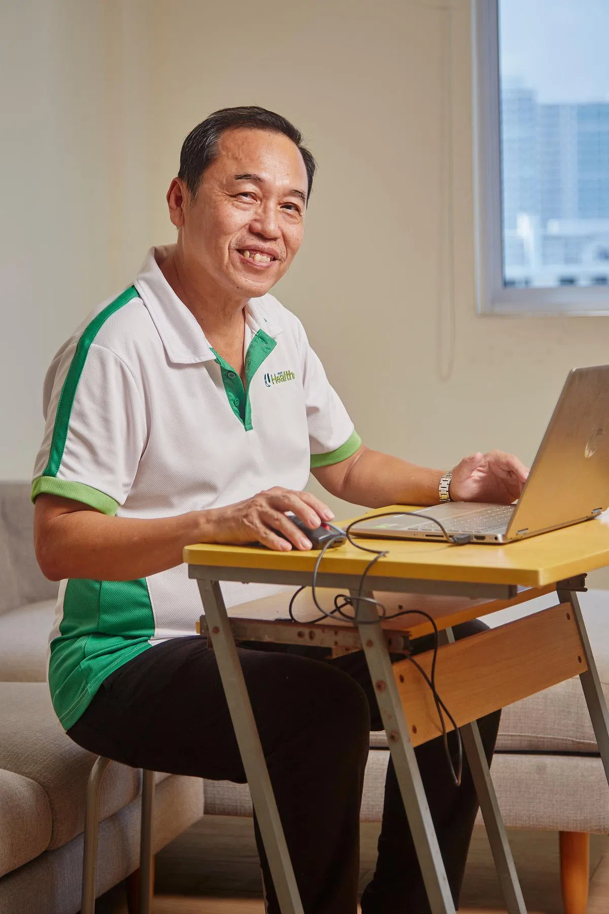 洪振顺鼓励乐龄人士排除心理障碍，多去尝试和学习。（图/报业控股)