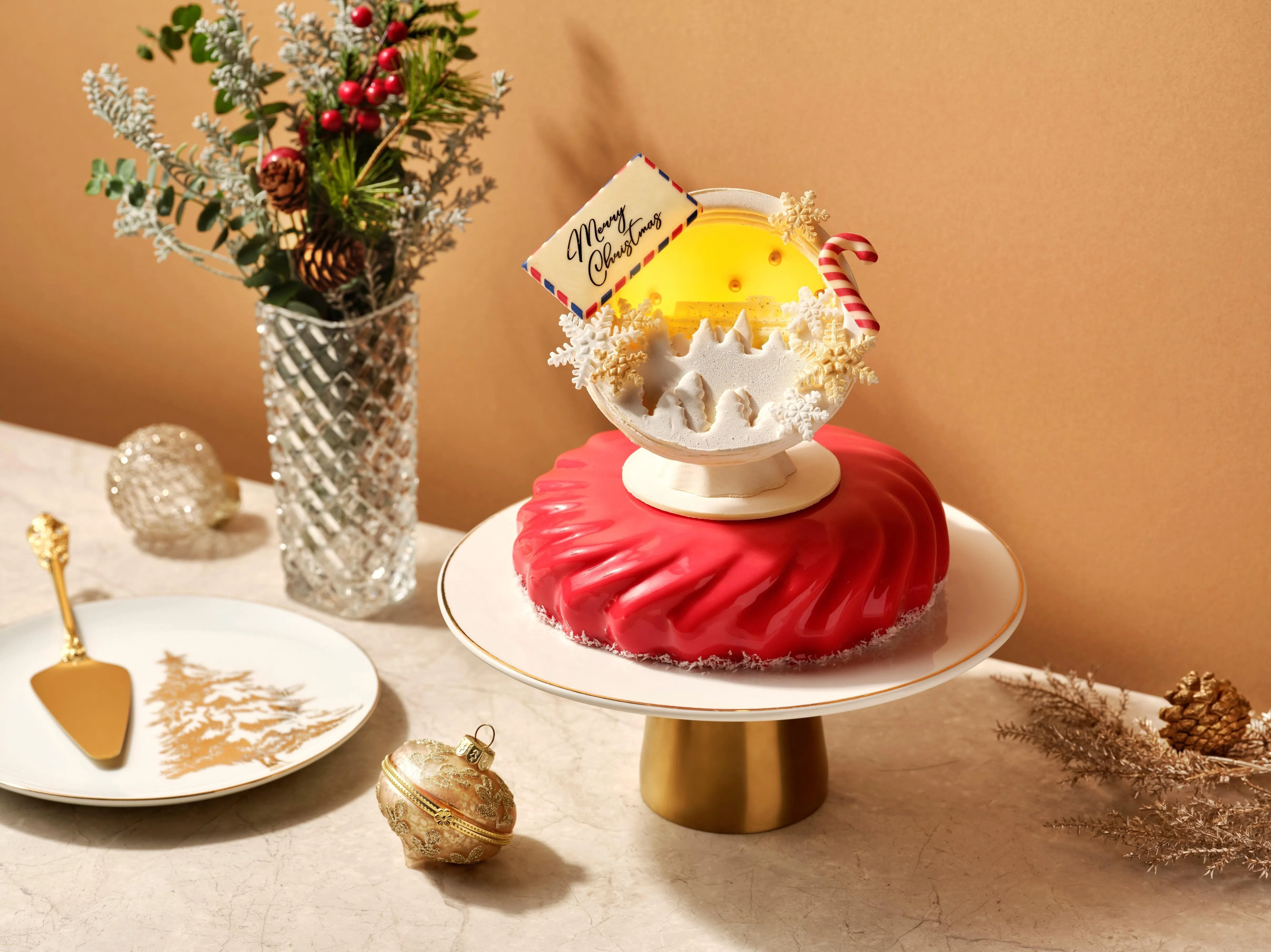 The Fullerton Cassis Mont Blanc是富丽敦酒店今年推出的限定新品蒙布朗蛋糕，以栗子、黑加仑与白巧克力营造冬日氛围。（酒店提供）