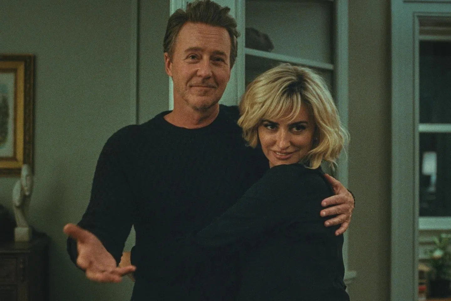 Edward Norton（左）自带银幕魅力，Penelope Cruz的表演则流于浮夸表面。（互联网）