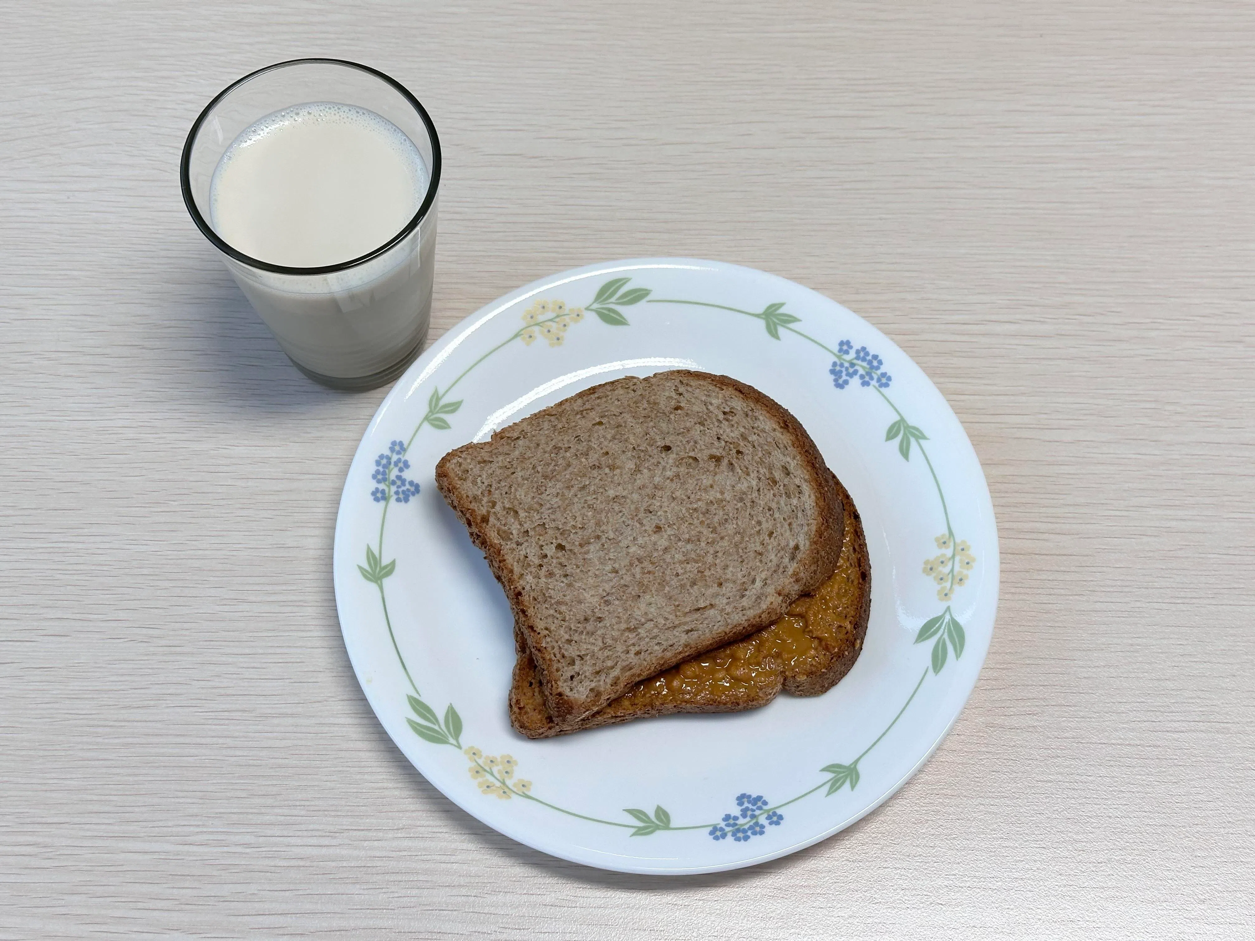 朱丝敏既简单又容易准备的早餐，以全麦面包搭配花生酱，饮料是不加糖的豆奶。（受访者提供）